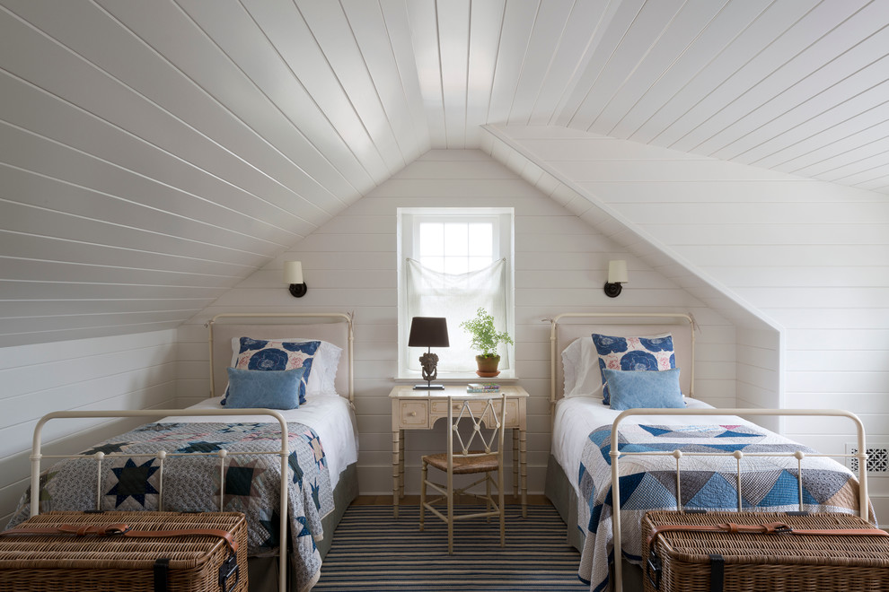 Свежая идея для дизайна: спальня в классическом стиле с белыми стенами - отличное фото интерьера