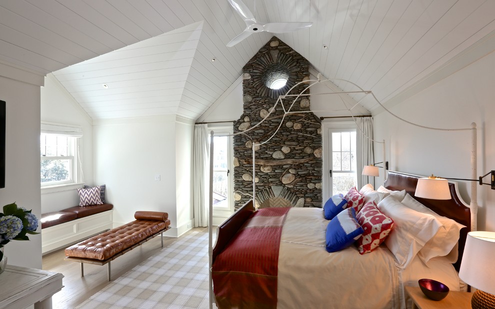 Maritimes Schlafzimmer mit weißer Wandfarbe und braunem Holzboden in New York