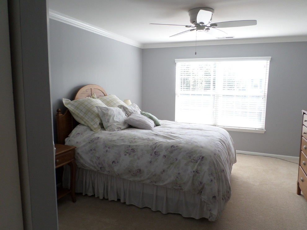 Imagen de habitación de invitados moderna pequeña con paredes grises y moqueta