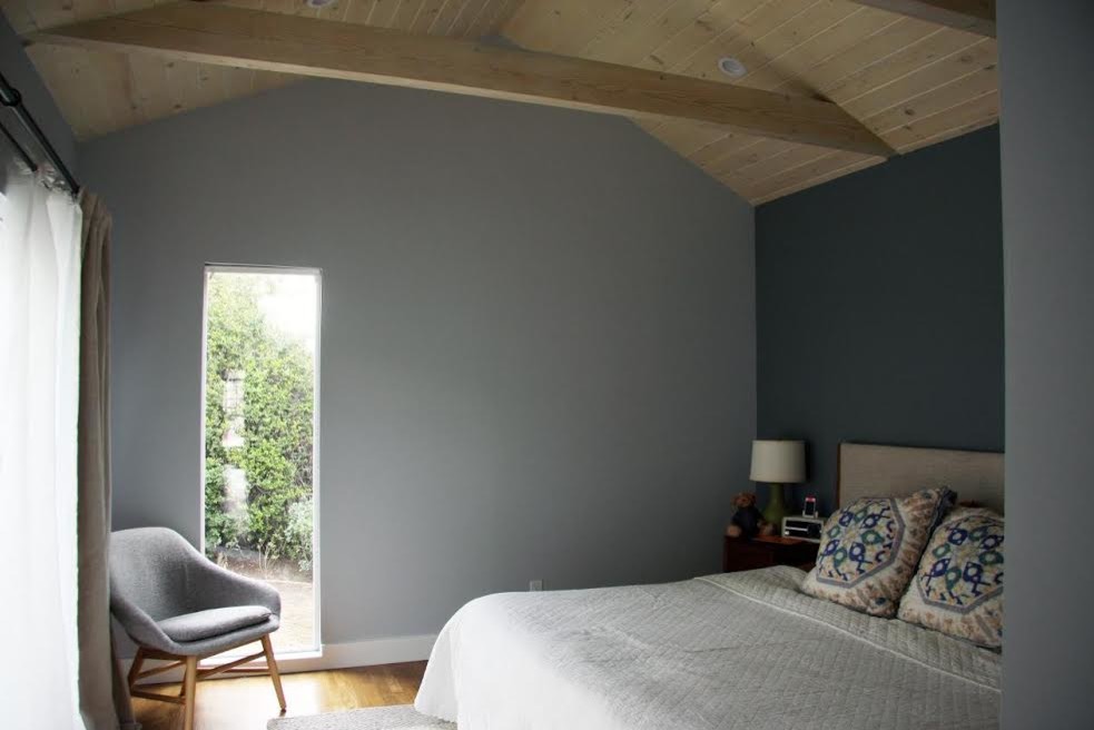 Réalisation d'une chambre parentale tradition de taille moyenne avec un mur gris, parquet clair, aucune cheminée et un sol beige.