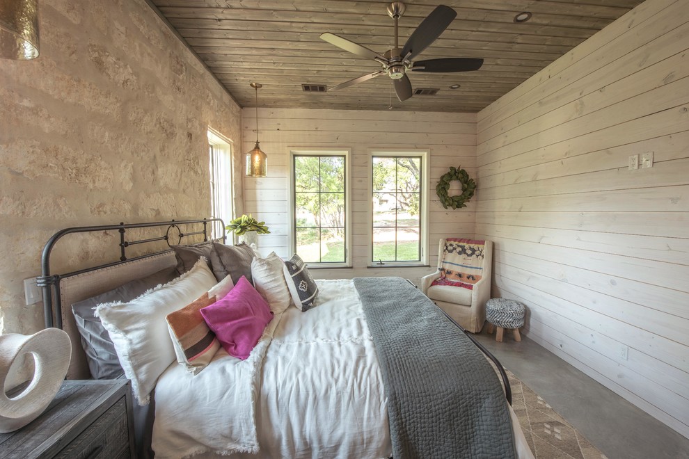Foto de dormitorio principal campestre con paredes blancas y suelo de cemento