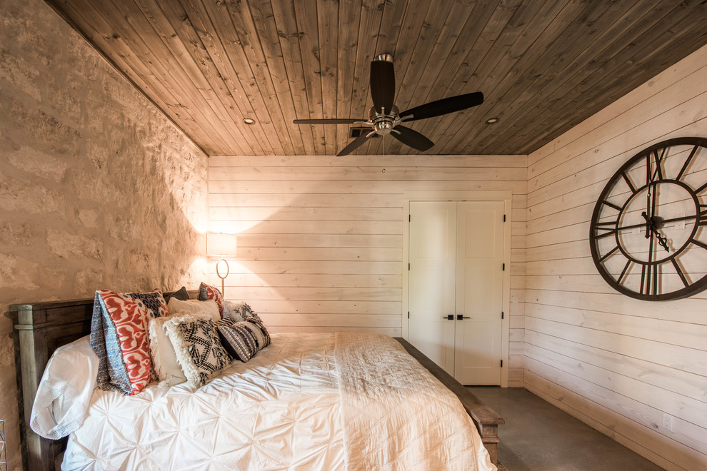 На фото: хозяйская спальня в стиле кантри с белыми стенами и бетонным полом