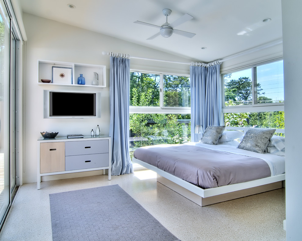 На фото: спальня в морском стиле с белыми стенами и телевизором с