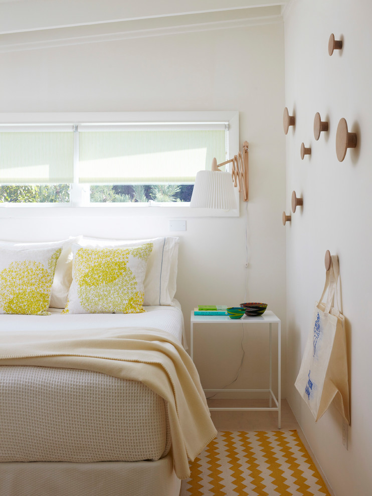 Foto di una camera da letto contemporanea con pareti bianche e pavimento beige