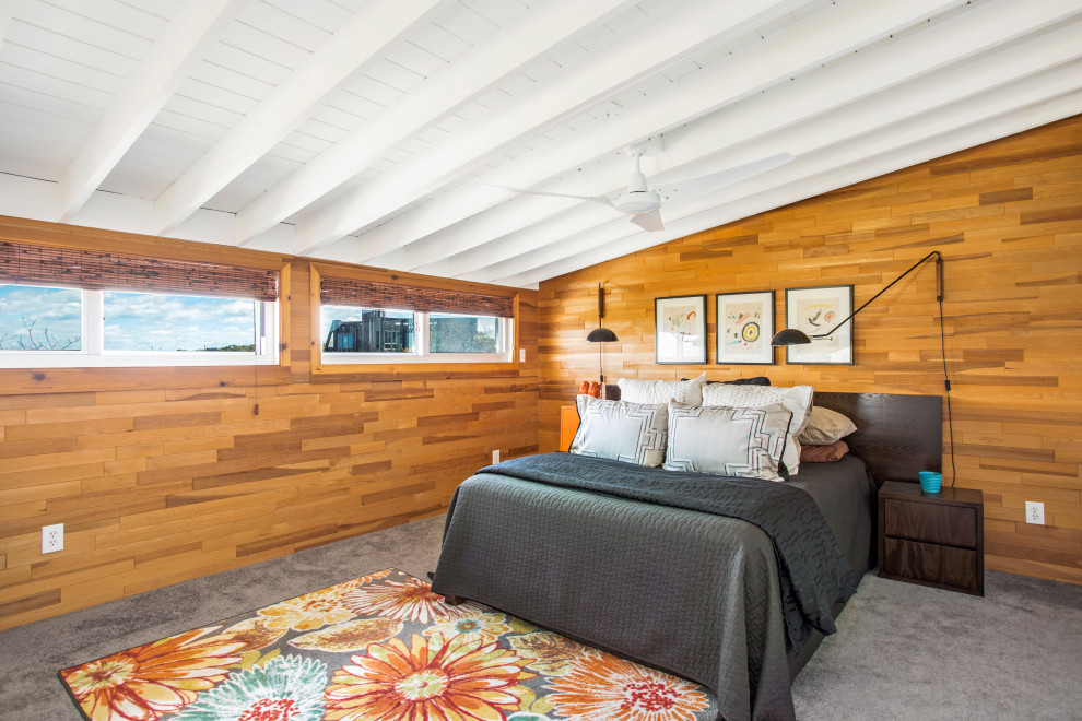 Idéer för att renovera ett tropiskt sovrum, med bruna väggar, heltäckningsmatta och grått golv