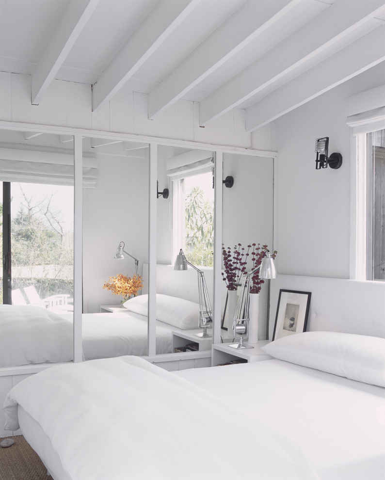 Modernes Schlafzimmer mit weißer Wandfarbe in New York