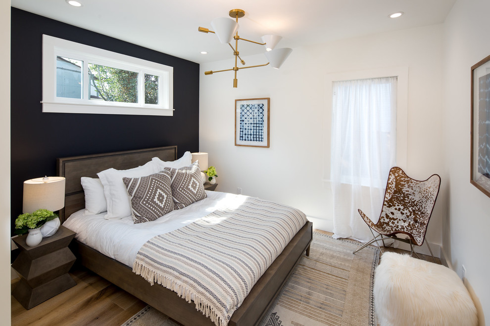 Modernes Hauptschlafzimmer mit schwarzer Wandfarbe und hellem Holzboden in San Francisco