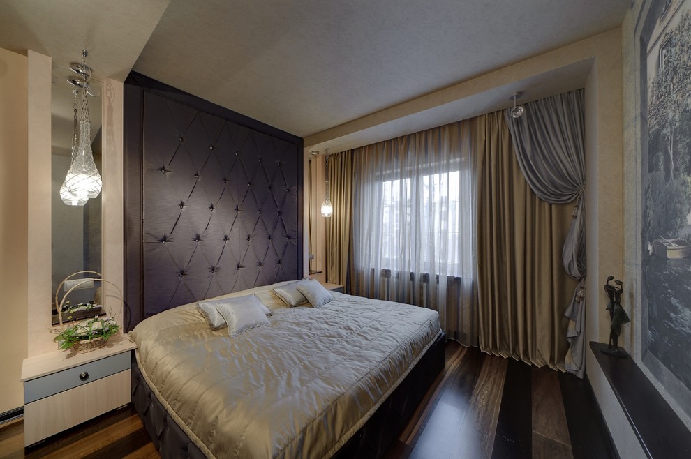 Exempel på ett klassiskt sovrum, med beige väggar och mörkt trägolv