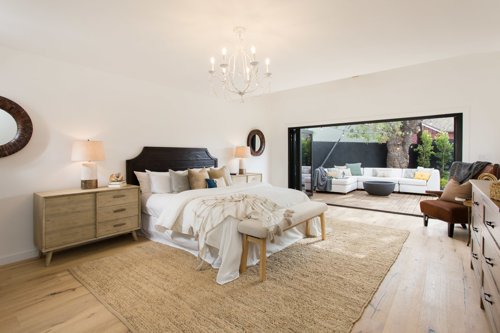 Landhausstil Hauptschlafzimmer ohne Kamin mit weißer Wandfarbe und hellem Holzboden in Los Angeles