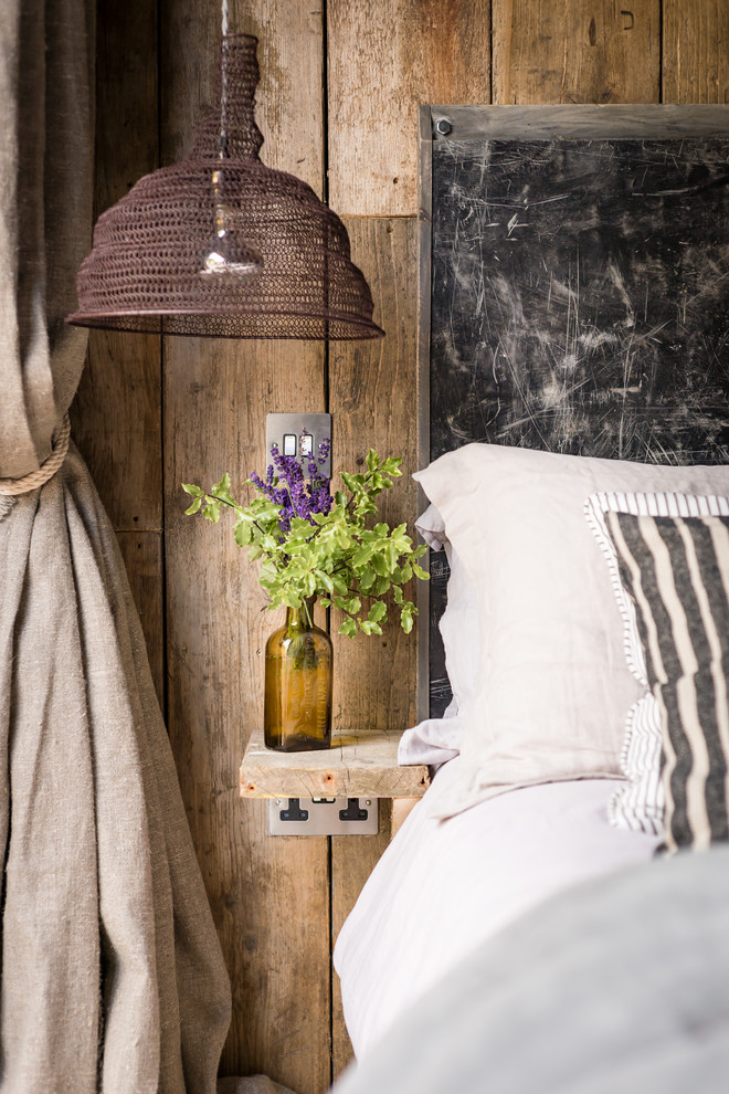 Idee per una camera da letto rustica con pavimento in legno massello medio