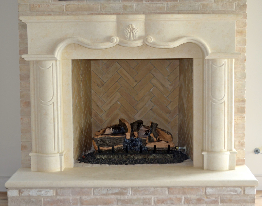 Foto de dormitorio tradicional con marco de chimenea de piedra