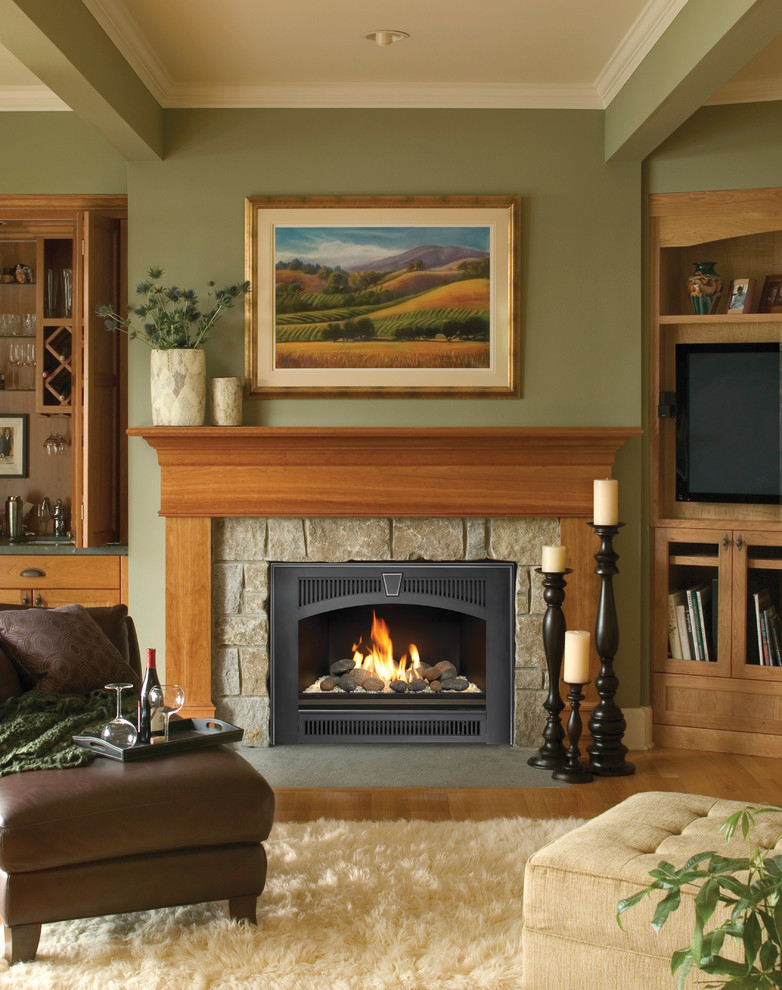 他の地域にある中くらいなトラディショナルスタイルのおしゃれな寝室 (ベージュの壁、無垢フローリング、標準型暖炉、石材の暖炉まわり、茶色い床) のインテリア