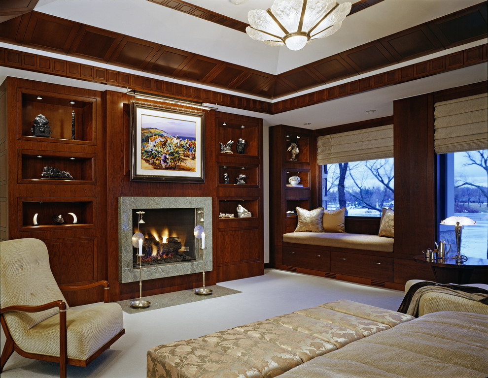 Свежая идея для дизайна: хозяйская спальня в стиле неоклассика (современная классика) с стандартным камином - отличное фото интерьера