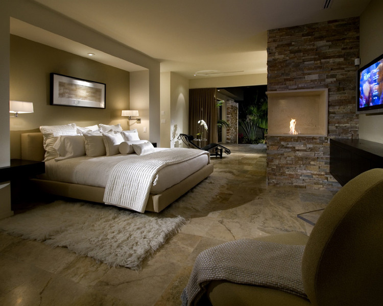 Идея дизайна: большая хозяйская спальня с бежевыми стенами, полом из керамической плитки и угловым камином
