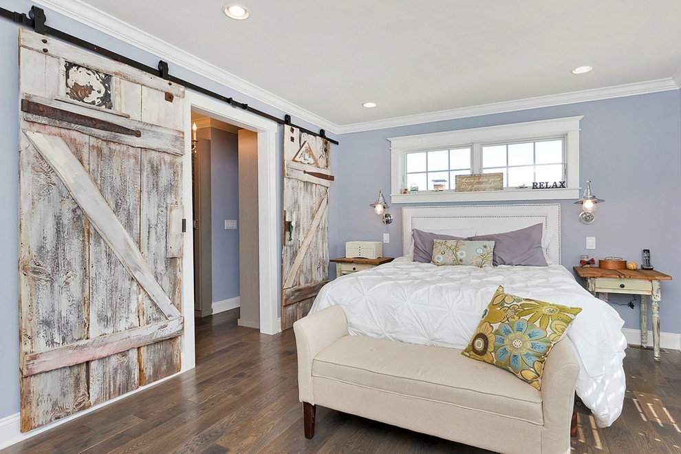 Imagen de dormitorio principal campestre de tamaño medio sin chimenea con paredes púrpuras y suelo de madera en tonos medios