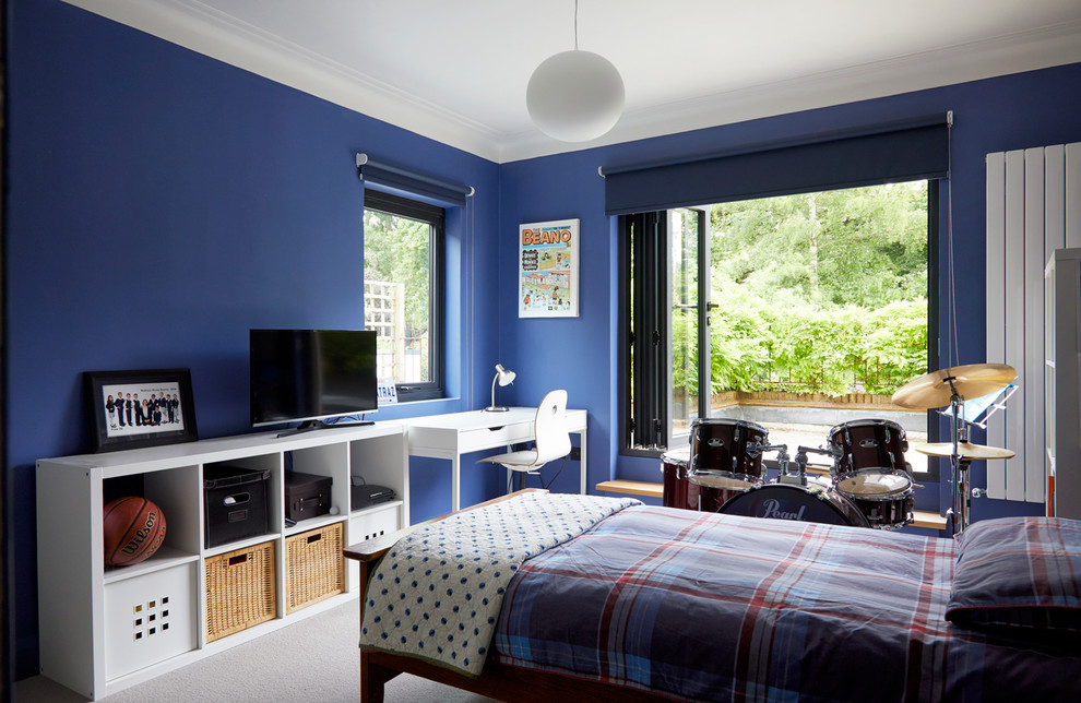 ロンドンにある広いモダンスタイルのおしゃれなロフト寝室 (青い壁、カーペット敷き、グレーの床) のレイアウト