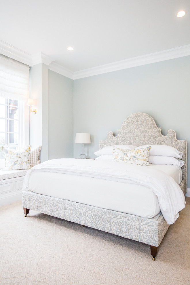 Пример оригинального дизайна: большая гостевая спальня (комната для гостей) в классическом стиле с синими стенами, ковровым покрытием и бежевым полом без камина