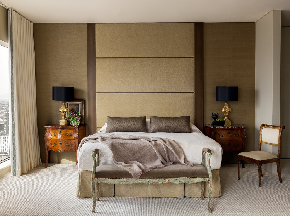 На фото: хозяйская спальня в современном стиле с ковровым покрытием, зелеными стенами и бежевым полом без камина с