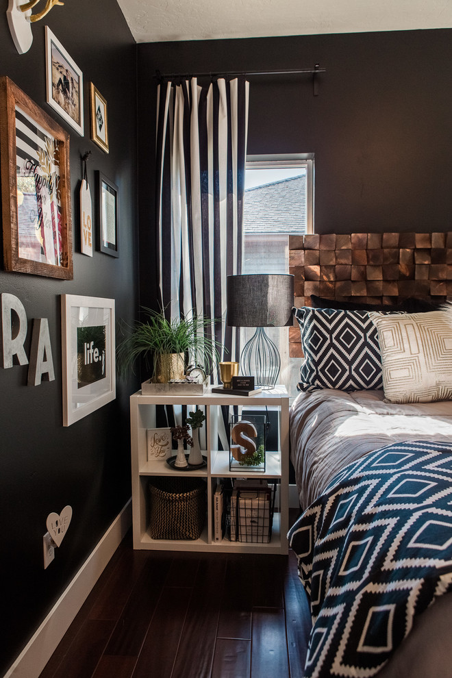 Idee per una camera matrimoniale minimalista di medie dimensioni con pareti nere e parquet scuro