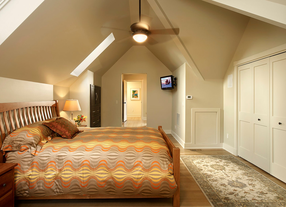 Exemple d'une chambre parentale craftsman de taille moyenne avec un mur beige, parquet clair, aucune cheminée et un sol beige.