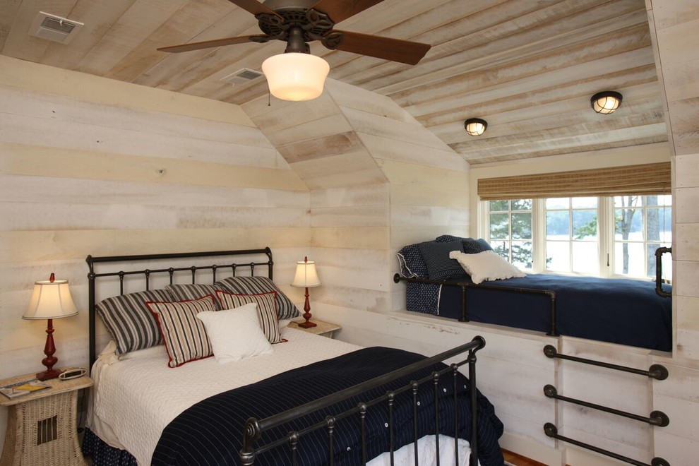 Foto di una camera degli ospiti stile rurale di medie dimensioni con pareti bianche e pavimento in legno massello medio