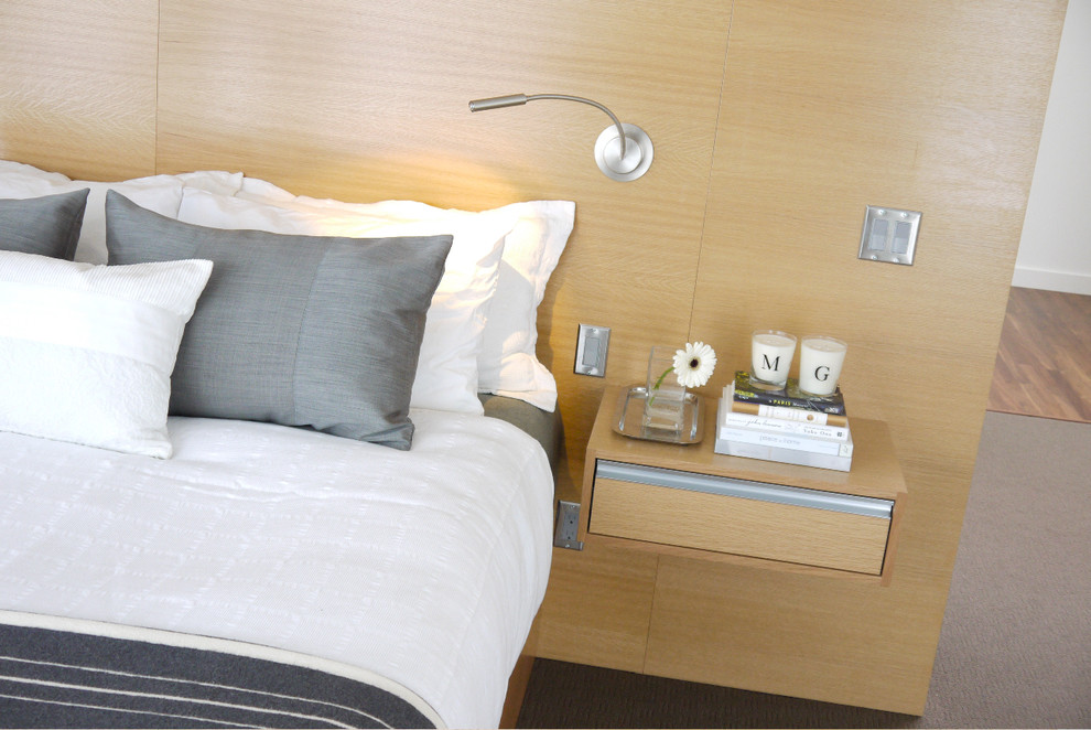 Bedroom - modern bedroom idea in Calgary