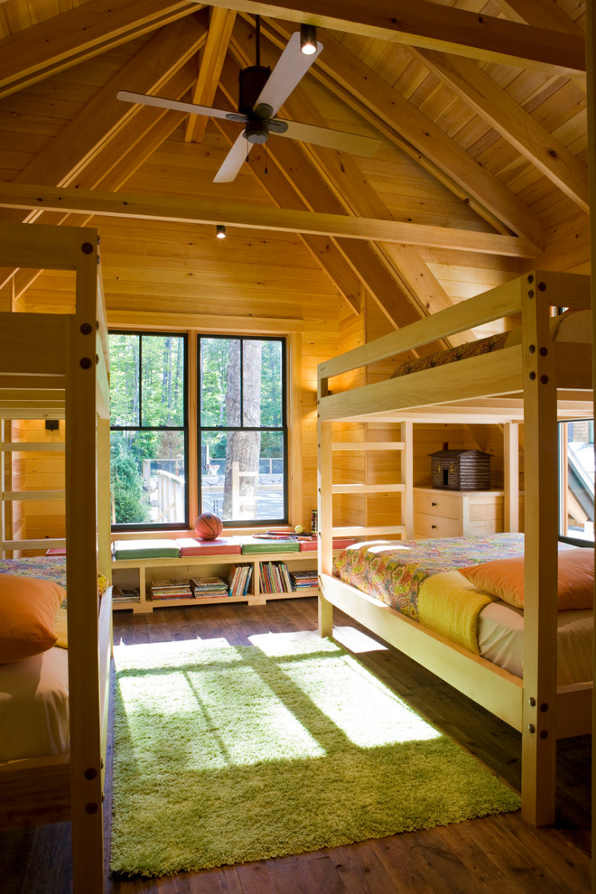 Ejemplo de habitación de invitados rústica de tamaño medio con suelo de madera en tonos medios