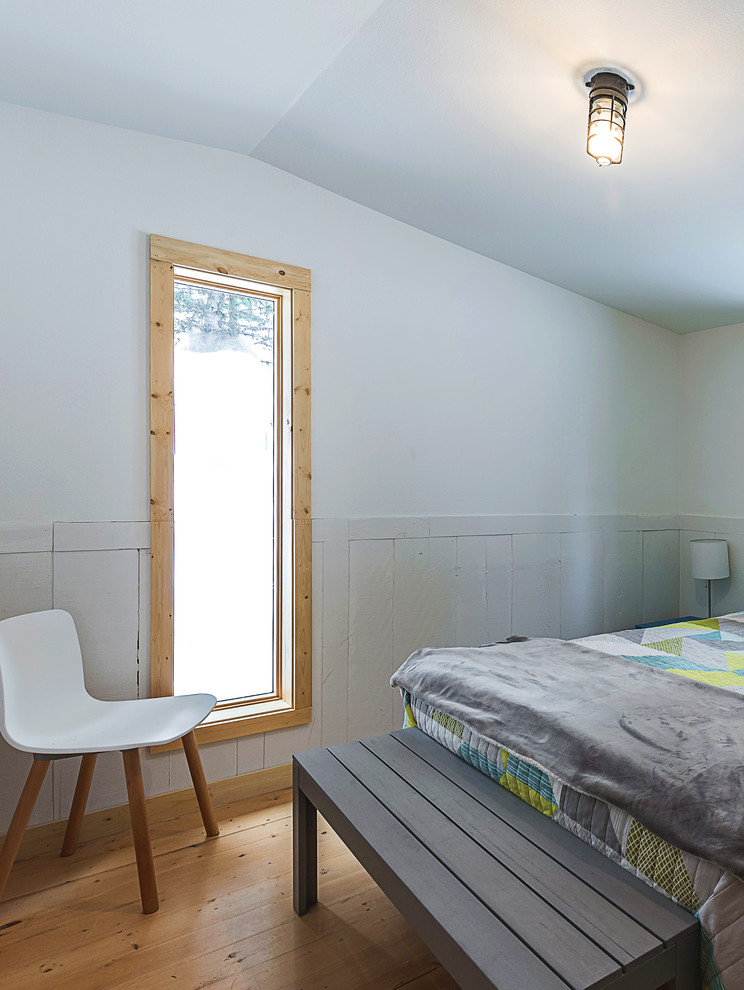 Idee per una camera degli ospiti di medie dimensioni con pareti bianche, parquet chiaro e pavimento beige