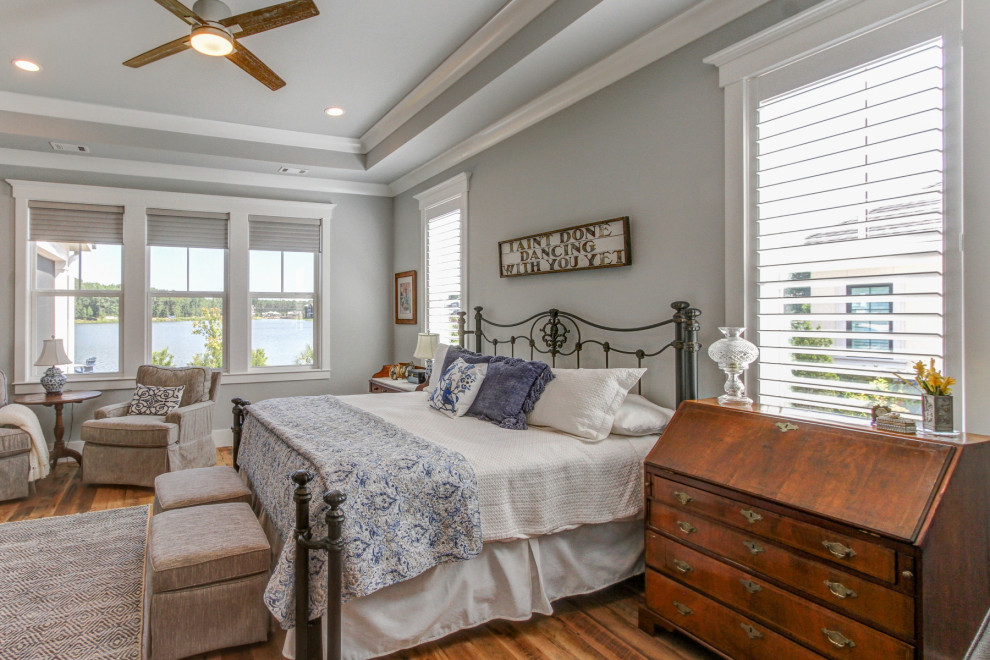 Klassisches Schlafzimmer mit grauer Wandfarbe, braunem Holzboden, braunem Boden und eingelassener Decke in Atlanta