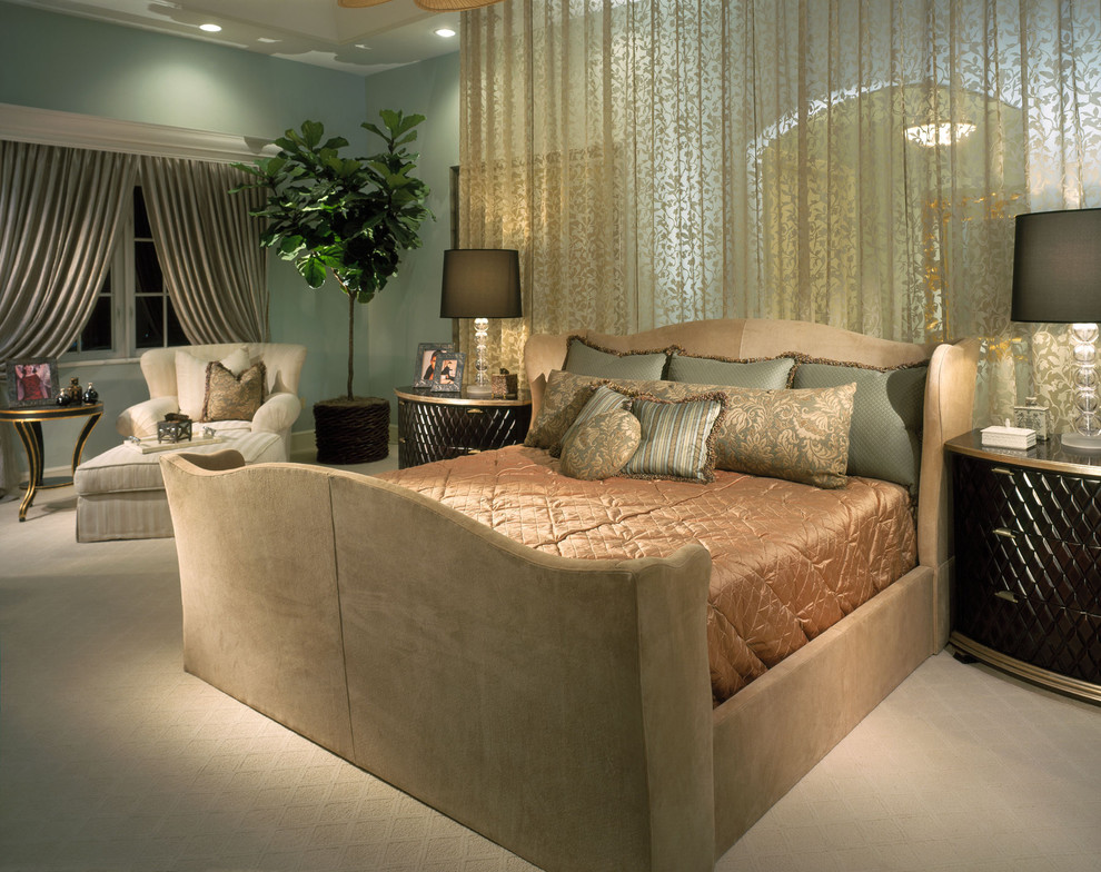 Идея дизайна: хозяйская спальня в классическом стиле с синими стенами и ковровым покрытием без камина