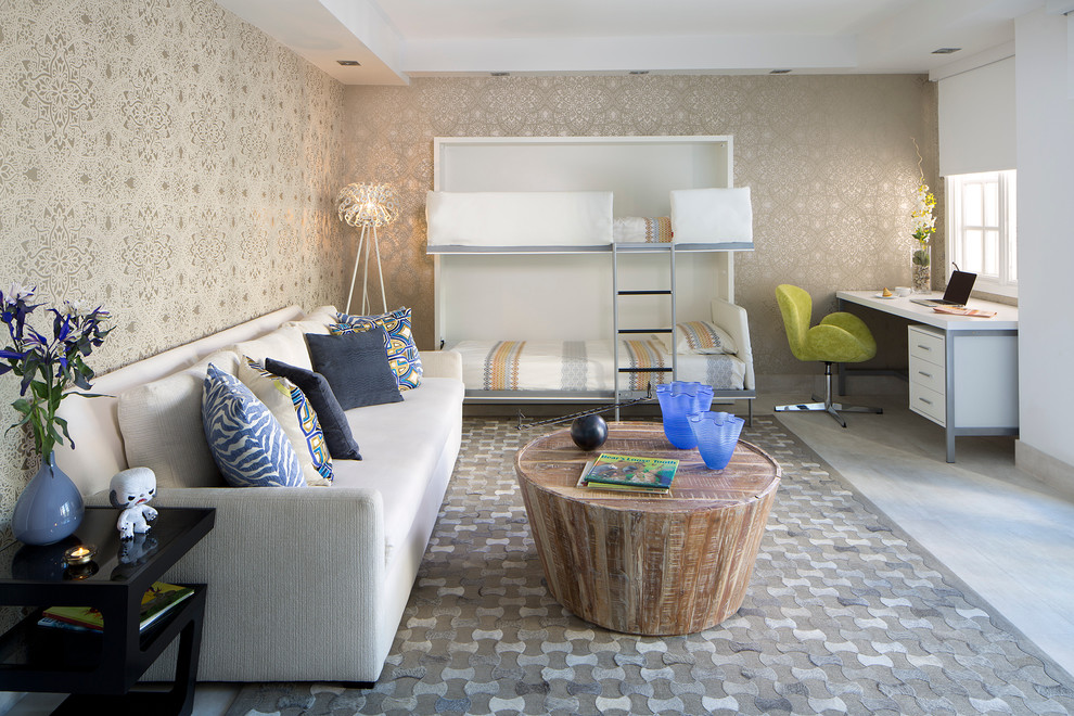 Modelo de habitación de invitados contemporánea grande sin chimenea con paredes multicolor