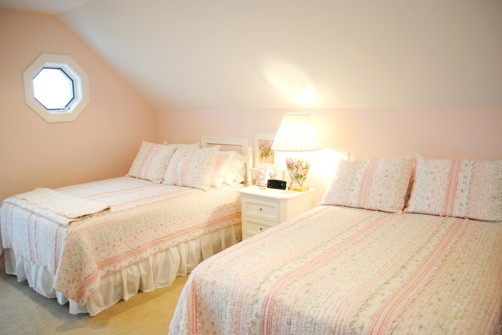 Ejemplo de habitación de invitados costera grande sin chimenea con paredes rosas y moqueta