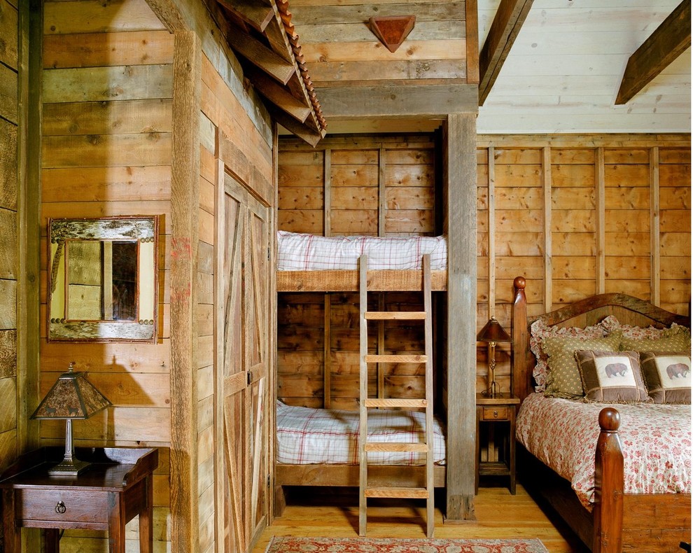 Ejemplo de habitación de invitados tradicional con suelo de madera en tonos medios