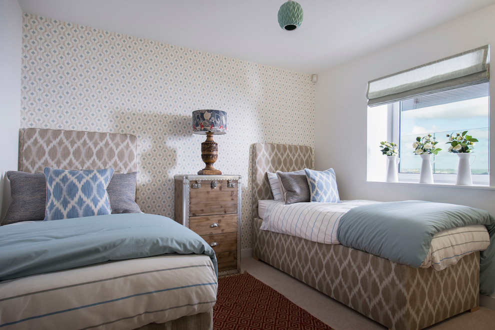 Стильный дизайн: гостевая спальня (комната для гостей) в стиле неоклассика (современная классика) с разноцветными стенами и ковровым покрытием - последний тренд