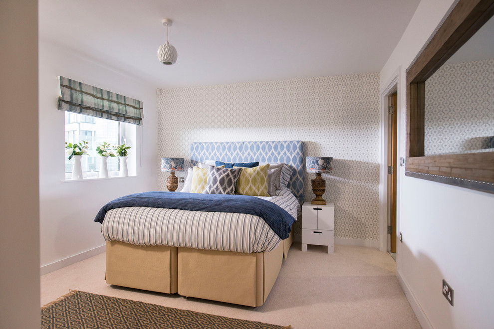 Стильный дизайн: хозяйская спальня в стиле неоклассика (современная классика) с разноцветными стенами и ковровым покрытием - последний тренд