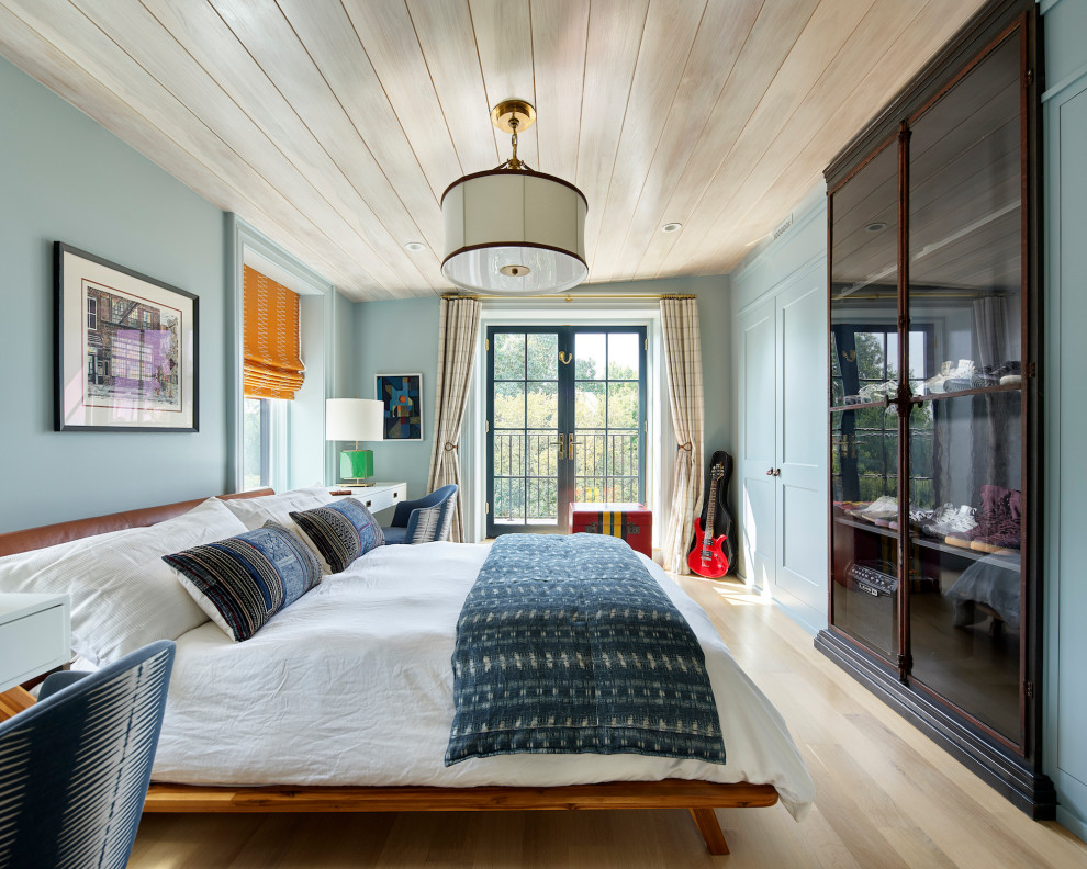 Стильный дизайн: спальня в стиле неоклассика (современная классика) с синими стенами, светлым паркетным полом, бежевым полом и деревянным потолком - последний тренд