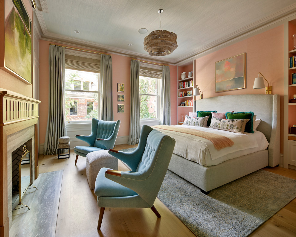 Foto de dormitorio clásico renovado con paredes rosas, suelo de madera clara, todas las chimeneas y suelo beige