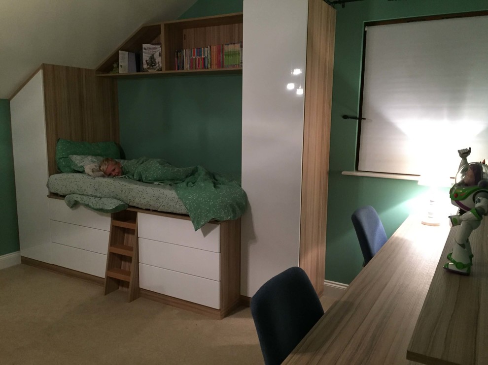 Пример оригинального дизайна: гостевая спальня (комната для гостей), среднего размера в стиле модернизм с зелеными стенами, ковровым покрытием и белым полом без камина