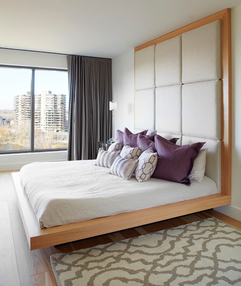 Свежая идея для дизайна: хозяйская спальня среднего размера в современном стиле с белыми стенами и светлым паркетным полом - отличное фото интерьера