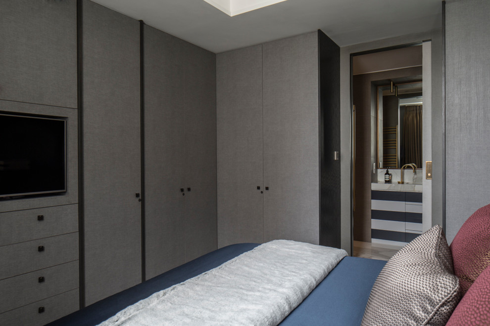 Mittelgroßes Modernes Schlafzimmer ohne Kamin mit grauer Wandfarbe in London