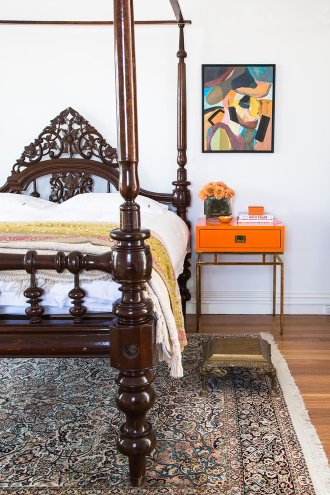 Geräumiges Eklektisches Hauptschlafzimmer mit weißer Wandfarbe, braunem Holzboden und braunem Boden in Melbourne