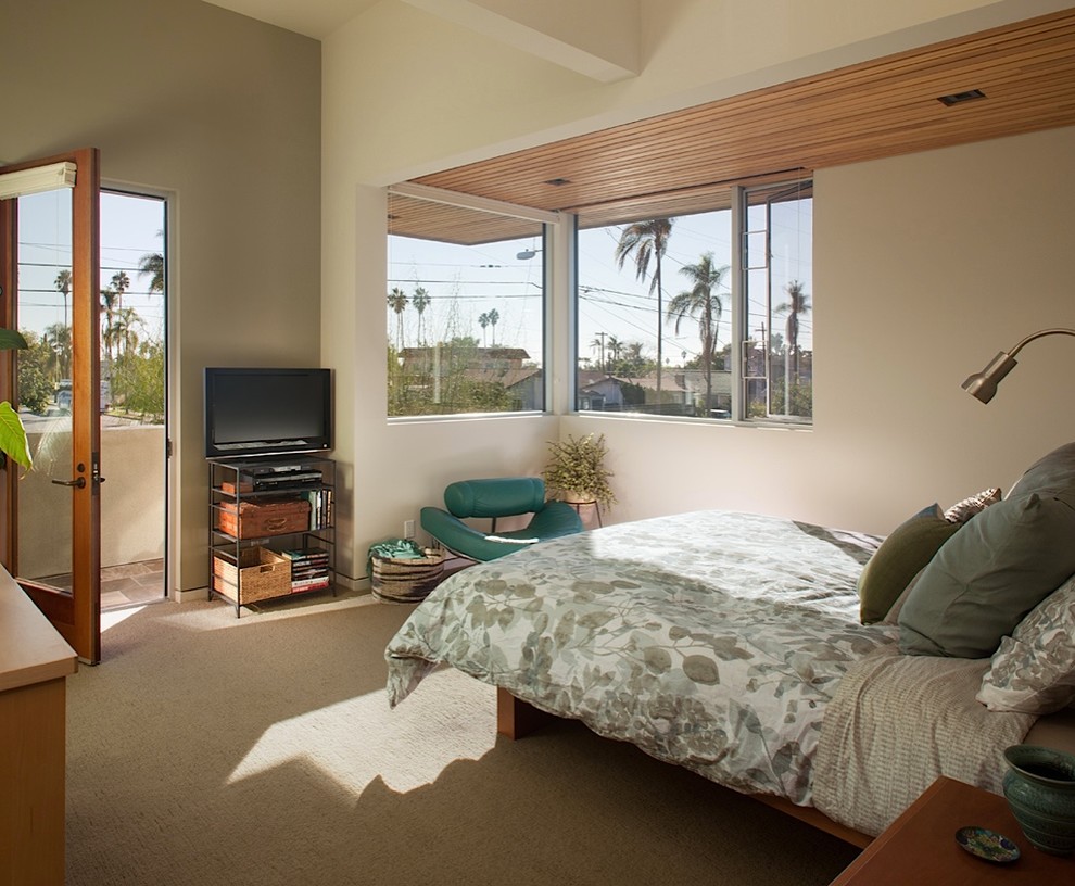 Modelo de habitación de invitados contemporánea de tamaño medio con paredes beige, moqueta y suelo beige