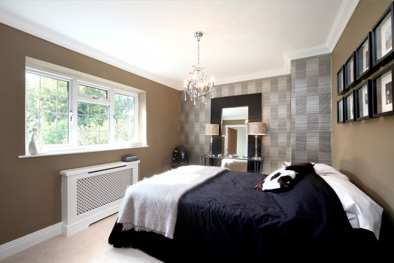 Großes Modernes Hauptschlafzimmer mit brauner Wandfarbe, Teppichboden und weißem Boden in London