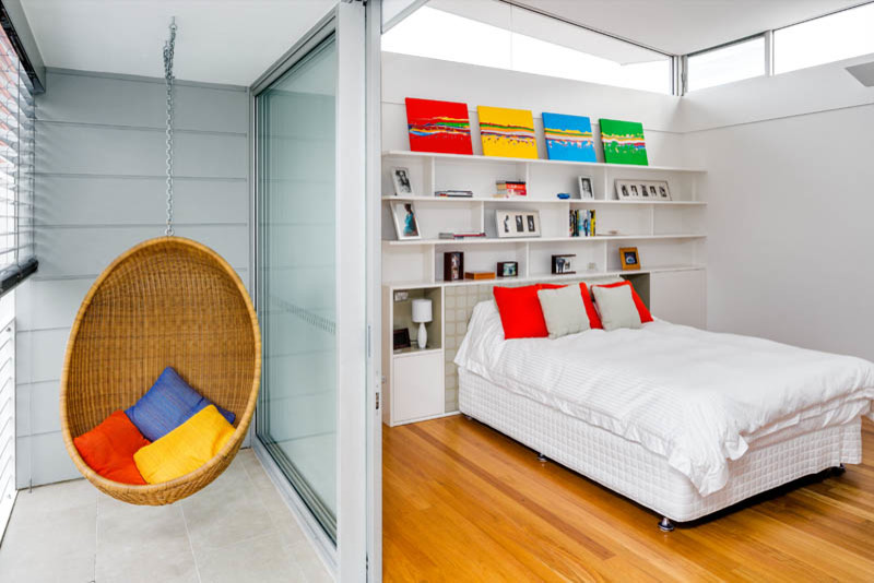 Diseño de dormitorio principal contemporáneo con paredes blancas y suelo de madera en tonos medios
