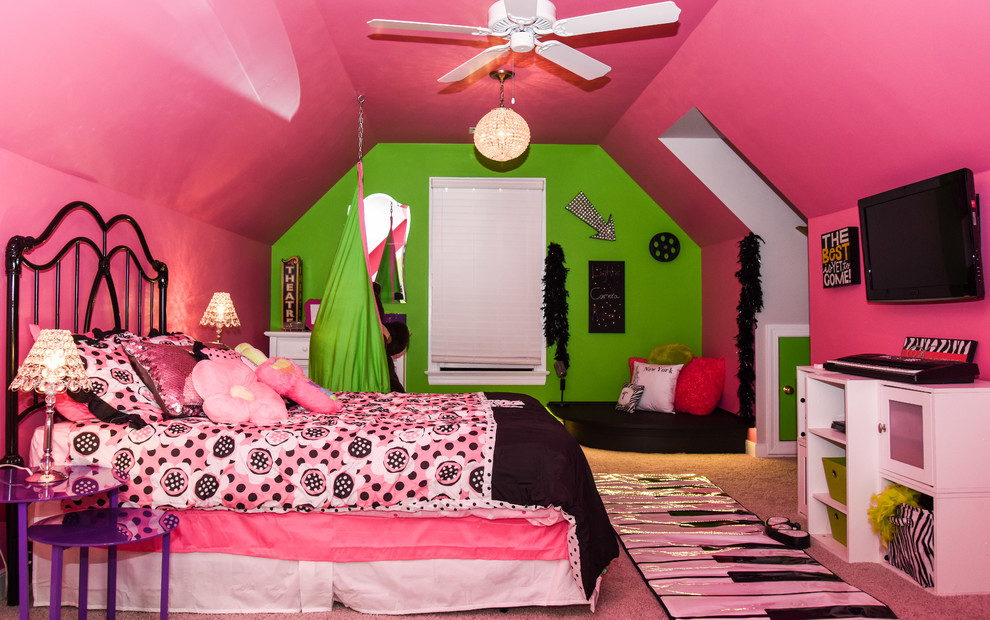 Modelo de dormitorio tipo loft clásico renovado de tamaño medio con paredes rosas y moqueta