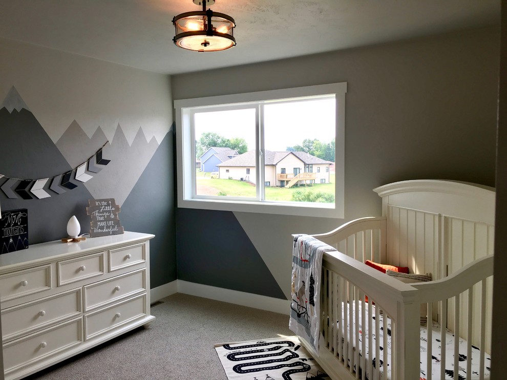 Cette image montre une chambre de bébé rustique de taille moyenne avec un mur gris, moquette et un sol beige.