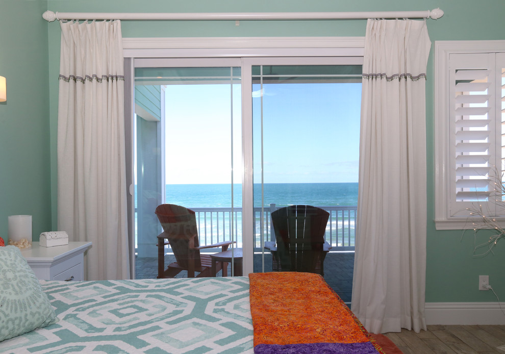 オーランドにある中くらいなビーチスタイルのおしゃれな主寝室 (緑の壁、磁器タイルの床、ベージュの床、暖炉なし) のレイアウト