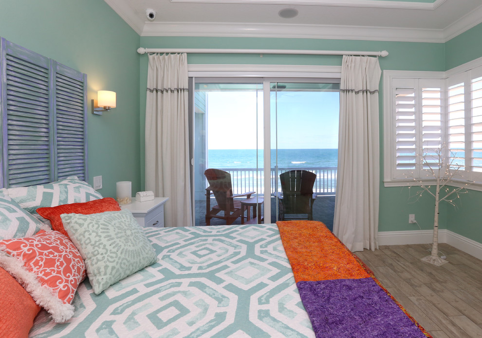 オーランドにある中くらいなビーチスタイルのおしゃれな主寝室 (緑の壁、磁器タイルの床、ベージュの床、暖炉なし) のインテリア
