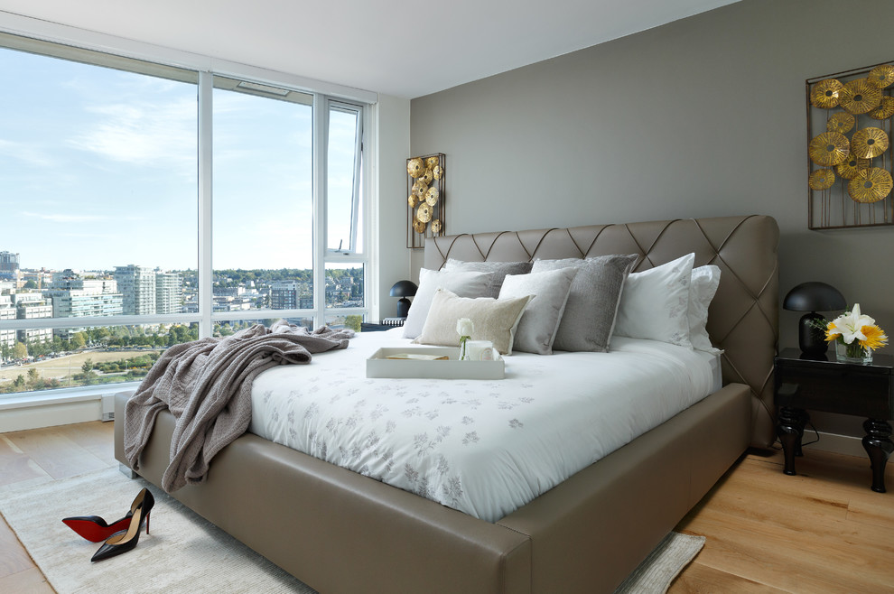 Идея дизайна: спальня в современном стиле с серыми стенами, паркетным полом среднего тона и коричневым полом