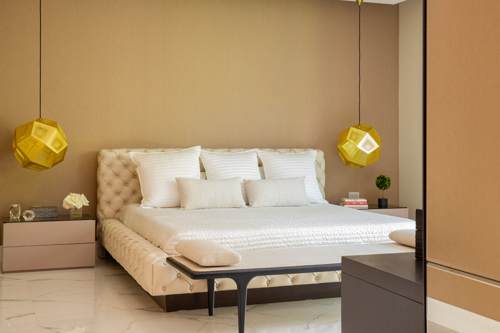 Imagen de dormitorio principal contemporáneo grande sin chimenea con paredes blancas, suelo de mármol y suelo blanco